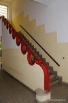 In de Jan Maijenschool vinden we de zelfde leuningen, maar dan in het rood.
<br/>
Annemarieke Verheij, 2015
